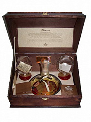 Граппа Маццетти Гауди 0,7 л с 2 - мя бокалами в подарочной деревянной коробке
