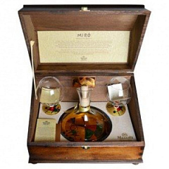 Граппа Маццетти Миро 0,7 л с 2 - мя бокалами в подарочной деревянной коробке